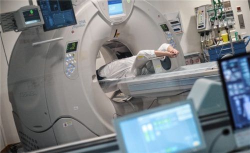 Schockdiagnose Krebs: Ein Drittel aller Betroffenen entwickelt im Laufe der vielen Behandlungen, hier wird ein MRT gemacht, psychische Erkrankungen. Foto dpa