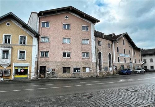 Schon bald Geschichte: Die Reismühle und das Brunnerhaus in Halfings Ortsmitte werden abgerissen. Foto Kirchner