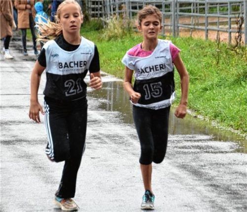 Schwere Bedingungen mussten die Bacher-Kids zum Saisonauftakt meistern, hier Marlene Noe (Nummer 21) und Katharina März (Nummer 15), beide SC Aising-Pang, beim Ausdauerlauf.