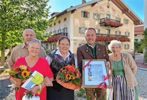 Seit sechs Jahrzehnten vermietet Hildegard Kirner (Dritte von links) Zimmer auf dem Keilhof im Herzen von Aschau. Doch nicht nur ihr Jubiläum wurde gefeiert, auch die Treue von Norbert und Marlene Heep (links) wurde gewürdigt. Zum 35. Mal sind sie zu Gast bei Kirner. Tourismuschef Herbert Reiter (Zweiter von rechts) überreichte zum Jubiläum Ehrenurkunden und Aschau-Krug. Antonia Kirner (rechts) ist die Schwägerin von Hildegard Kirner.Foto Hebert Reiter