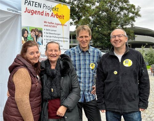 Sie engagieren sich für junge Menschen: (von links) Sozialpädagogin Kerstin Stock sowie die Kolbermoorer Paten Helene Gabler, Roland Reuter und Martin Gabler. Foto  Gerlach