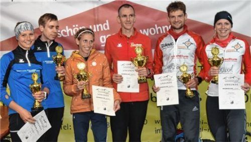 Siegerehrung beim Heuberglauf mit Kristina Schollerer, Michael Eder, Kerstin Esterlechner, Florian Zeisler, Andreas Lenz und Michaela Köster (von links).Foto Franz Ruprecht