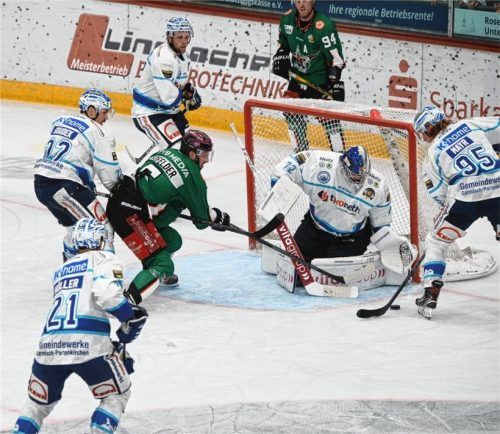 Starbulls-Angreifer Manuel Edfelder im Testspiel gegen den SC Riessersee allein gegen die Garmischer. Foto  Franz Ruprecht