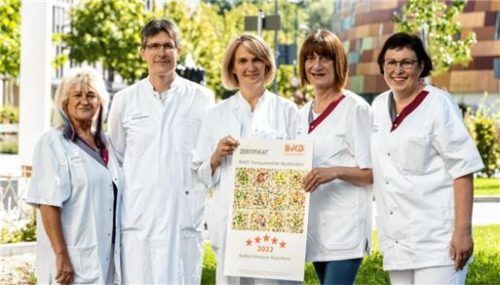 Stolz auf die Auszeichnung: (von links) Diabetesberaterin Angela Ludwig, Professor Dr. Stefan von Delius, Chefarzt der Medizinischen Klinik 2, Dr. Christina Bayer, Ärztliche Leiterin des Diabeteszentrums, Diabetesberaterin Sylvia Neumann sowie Diätassistentin Heike Kind.Foto re