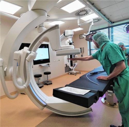 Stoppt automatisch bevor es zu einem Zusammenstoß kommt: Dr. Manfred Kudernatsch demonstriert den eingebauten Kollisionsschutz des Navigations-Assistenten im Hybrid-OP.