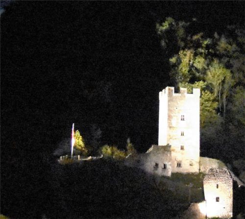 Strahlender Lichtblick im Inntal: die Burgruine Falkenstein. Aufgrund von Energiesparmaßnahmen ist die Beleuchtung seit 1. September abgeschaltet. Foto WEiß