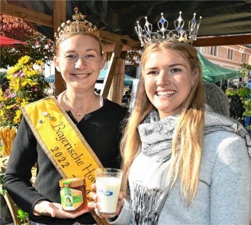 Strahlten um die Wette: Honigkönigin Victoria Seeburger und Milchkönigin Veronika Gschoßmann.