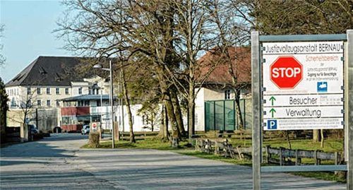 Systematische Missstände? Das wirft die Schwester eines Ex-Häftlings der JVA Bernau vor. Foto dpa