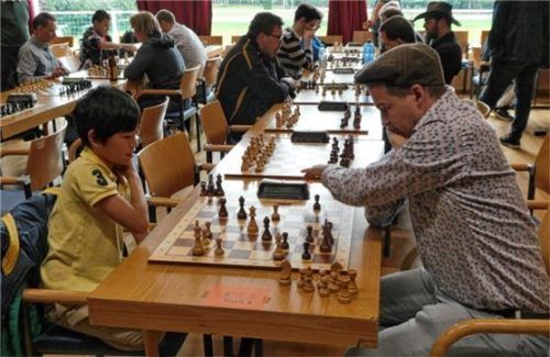 Turniersieger Matthias Wittmann in seiner spannenden Partie gegen Tingrui Shen, eines der größten Schachtalente des Deutschen Schachbunds.Foto re