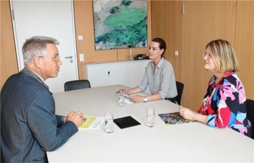 Über die Projekte der „(Digitalen) Bildungsregion“ besprechen sich Landrat Otto Lederer, Heidi Markov (Mitte), Abteilungsleiterin Jugend, Familie, Soziales und Kommunales im Landratsamt Rosenheim, sowie Bildungskoordinatorin Katrin Röber. Foto Landratsamt Rosenheim