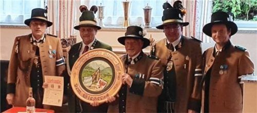 Bei der Überreichung der Schützenscheibe an die GSK Rosenheim: (von links) Oberleutnant Peter Freiberger (GSK Raubling), Hauptmann Willi Berger (GSK Rosenheim), Chronist Dr. Joseph Linner (Spender der Schützenscheibe), Hauptmann Robert Oschwald (GSK Raubling) und Schützenmeister Hans Fischbacher junior (GSK Raubling).Foto Freiberger