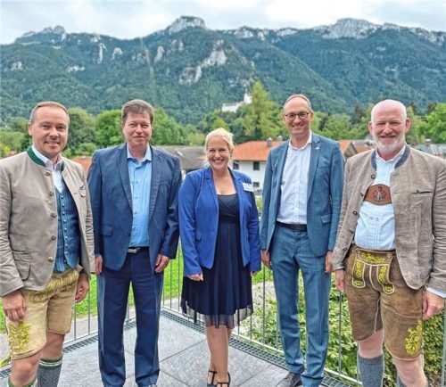 Verlängerung der Notfallhilfen: Bei einer Pressekonferenz im Haus Sonnenbichl in Aschau haben Michael Andrelang, Zweiter Bürgermeister, Bernhard Seidenath, MdL, Nadja Düvelmeyer, Einrichtungsleiterin der Klinik Sonnenbichl, Elmar Stegmeier (GPA Reha Initiative) und Herbert Reiter, Leiter der Tourist Info (von rechts) über die derzeitigen Herausforderungen in Reha- und Versorgungseinrichtungen gesprochen. Foto herbert Reiter