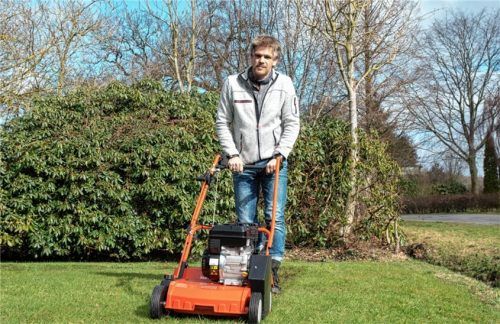 Viele Male kam der Rasenmäher in der diesjährigen Gartensaison zum Einsatz. Jetzt hat er einen gründlichen Service verdient. Foto djd/QMF/Judith Lorenz/SocialMediaKonzepte