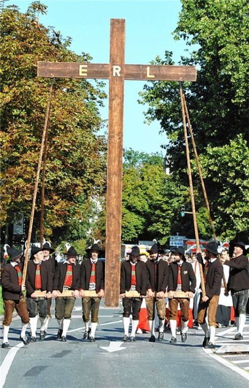 Vom Erntedankfest nicht wegzudenken: das Erler Kreuz, das die Teilnehmer stolz durch die Stadt trugen.