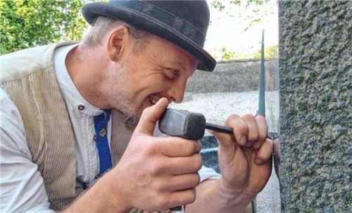 Wandergeselle Simon Dornhäuser arbeitete drei Wochen lang bei Steinmetze Richter. Er war mit seinem Fachwissen eine willkommene Unterstützung.Foto Christopher Bloß