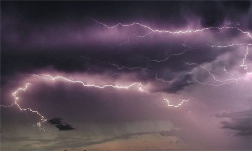 War es ein Gewitter? Am Sonntagabend hielt ein Stromausfall Stadtteile von Rosenheim in Atem. Foto DPA