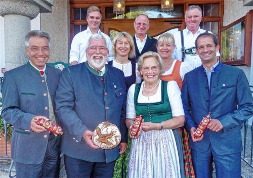 Waren zur Eröffnung des 20. Rosenheimer Bauernherbstes in Rohrdorf zusammengekommen: (vorne von links) Landrat Otto Lederer, RegRo-Vorsitzender Sebastian Friesinger, Schirmherrin und Ehrenlandesbäuerin Annemarie Biechl, Rosenheims Oberbürgermeister Andreas März, (Mitte von links) Dehoga-Kreisvorsitzende und Hausherrin Theresa Albrecht, Angelika Lohberger, (hinten von links) der stellvertretende Bäcker-Innungsobermeister Dominik Uhl, Metzger-Innungsobermeister Hubert Lohberger und Metzgermeister Hans Bauer. Foto Hötzelsperger