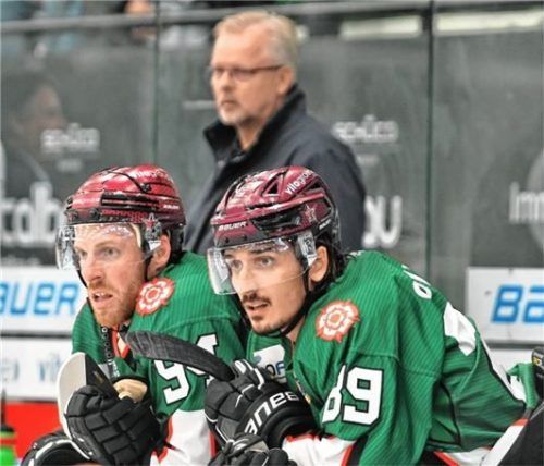Warten gespannt auf den Punktspielstart: Die Hoffnungsträger Tyler McNeely (links) und Stefan Reiter. Hinten Coach Jari Pasanen. Foto  Hans-Jürgen Ziegler