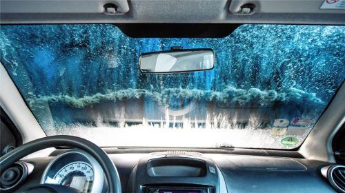 Weil er für eine hochwertige Wagenpflege abkassiert hatte, letztlich aber nur die günstigere Grundreinigung laufen ließ, musste sich jetzt der ehemalige Mitarbeiter einer Autowaschanlage in Rosenheim vor Gericht verantworten. Foto dpa