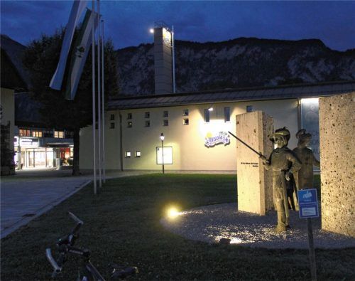 Weitreichende Energieeinsparmaßnahmen bei der Straßenbeleuchtung, den Gemeindeeinrichtungen und beim Betrieb des Innsola beschloss der Gemeinderat Kiefersfelden bei seiner vergangenen Sitzung einstimmig.Foto  Schmidt