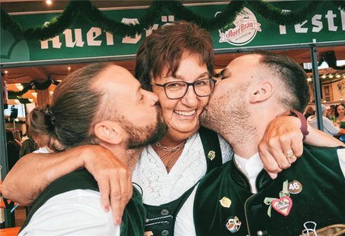 Werden Anneliese Schomerus schmerzlich vermissen: die Wiesnbedienungen Andi Mühlbauer (links) und Stephan Bacher. Die 75-Jährige hat nach 29 Jahren auf dem Herbstfest am Sonntag ihren letzten Arbeitstag dort. Foto Birkhof