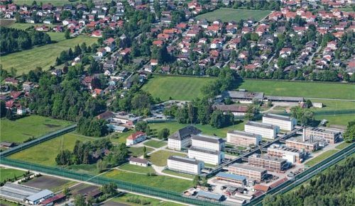 Wie in Venedig stehen die Gebäude der JVA Bernau auf Pfählen. Denn die Anlage liegt auf einem Hochmoor. Foto Berger