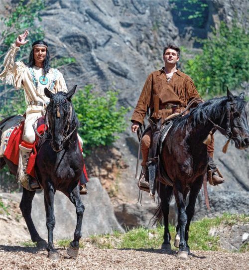 Winnetou und Old Shatterhand, dargestellt von Jean-Marc Birkholz und Martin Krah, bei einer Pressevorführung zu den diesjährigen Karl-May-Festspielen in Elspe.Foto  dpa