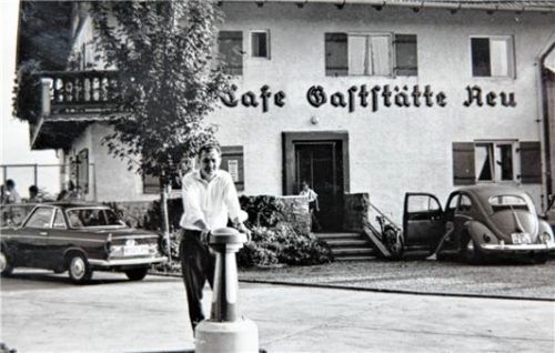 Wirt Karl-Heinz Neu vor dem Café und der Gaststätte Neu im Jahr 1959. Knarr