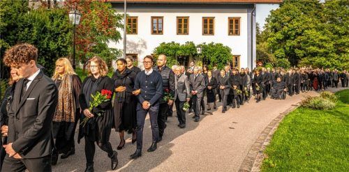 Würdiger Abschied von einem Macher: Ein beeindruckender Trauerzug bewegte sich durch die Gemeinde.Fotos Nitzsche