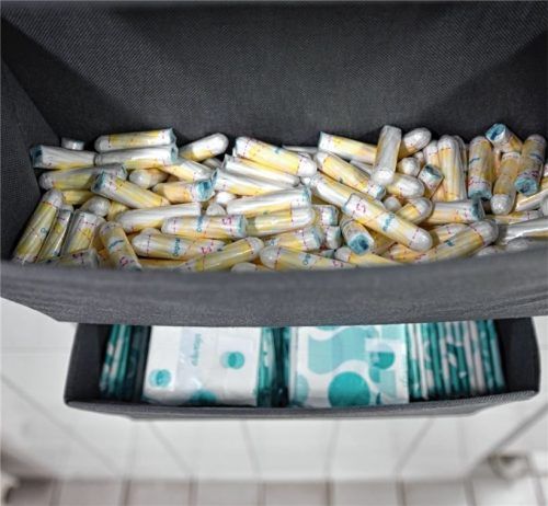 Zahlreiche Kommunen bieten bereits kostenlose Menstruationsprodukte in öffentlichen Gebäuden und weiterführenden Schulen an. Auch in Rosenheim arbeitet man an einer Umsetzung. Foto dpa