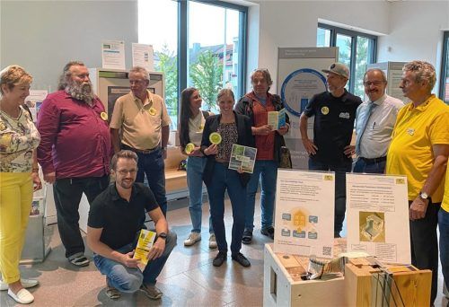Zeigen eine Flagge für den Klimaschutz: (von links) Sabine Balletshofer (Fairtrade-Stadt), Thomas Beck (Klimarat Bad Aibling), Klimaschutzmanager Martin Roith (vorne), Klaus Bernhardt (Ibeko-Solar), Johanna Goder (Klimaschutzmanagerin TH), Kathi Spöck (Landkreis-Wirtschaftsförderin), Rolf Schneider (Klima-Rat Bad Aibling), Andy Lammerer (Zweirad-Werkstatt), Bürgermeister Peter Kloo sowie rosolar-Vorsitzender Michael Wolters. Foto  Lagler