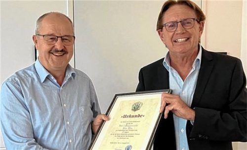 Zum 25. Dienstjubiläum von Bürgermeister Peter Kloo (links) gratulierte ihm sein Stellvertreter Dieter Kannengießer zu Beginn der jüngsten Ratssitzung. Foto  Gerlach