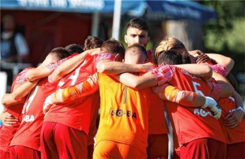Zusammenhalt ist bei Wasserburgs Landesliga-Fußballern gefragt. Foto  Christian Butzhammer