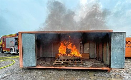 Zwei ausgediente Container haben die Kolbermoorer Kameraden zu Brandcontainern umgebaut. In der langen Nacht der Feuerwehr am 24. September werden darin Feuer entfacht, damit sich die Besucher im Löschen üben können. Foto  Re