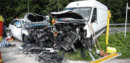 Zwei Schwerverletzte und ein Leichtverletzter sind die Bilanz dieses Unfalls, der sich gestern Nachmittag auf der B 305 bei Inzell ereignete.Foto FDL/Lamminger