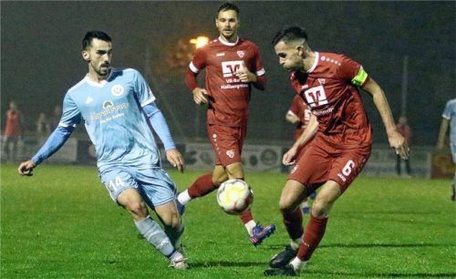 1860 Rosenheims Adnan Kasumovic (links) im Duell mit dem Hallbergmooser Andreas Kostorz.Foto Wolfgang Fehrmann