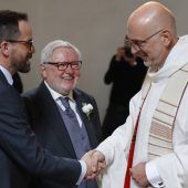 Ex-Mönch heiratet seinen Mann in der Kirche