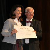 Zimmerer verleihen Ehrennadel an Michaela Kaniber