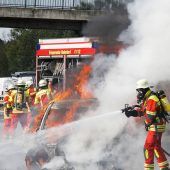 Technischer Defekt: Auto brennt auf A8 völlig aus