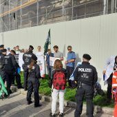 Pater protestiert mit Klimaaktivisten