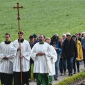 Gläubige pilgern vom Innspitz nach Marienberg