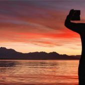 Glühender Abendhimmelam Chiemseeufer