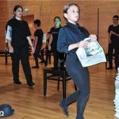 Theater mit OVB-Zeitungen