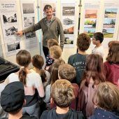 Kolbermoorer Kinder auf den Spuren der Schulgeschichte