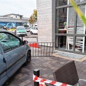 Auto kracht nach Unfall in Rosenheimer Schnellrestaurant
