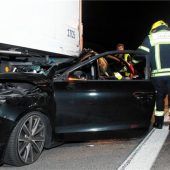 Audifahrer rauscht unter Sattelzug