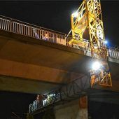 Nächtliche Brückenprüfung auf Umfahrungsstraße