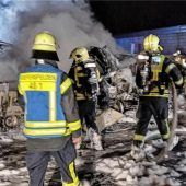 Wohnmobil mit Go-Karts kracht auf Inntalautobahn in Kleinlaster