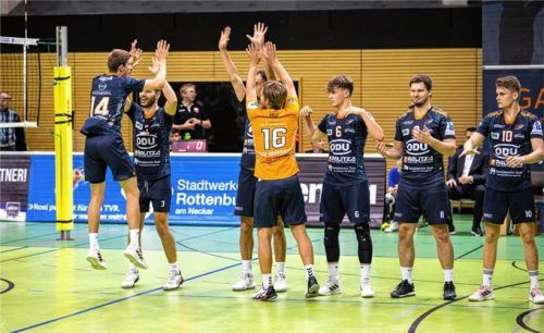 Abklatschen zu Beginn des Spiels. Zu diesem Zeitpunkt waren die Mühldorfer noch guter Dinge. Doch am Ende scheiterten die Innstädter an der hohen Fehlerquote und am Monsterblock der Rottenburger Mittelblocker.Foto Fabian Bartsch