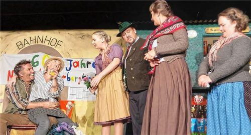 Am Bahnhof von Niederhinterbergkirchentalhausen spielt die Zeit verrückt: (von links) Weichen-Wastl (Hans Garnreiter), Schranken-Susi (Nicole Schulze), Mona Flitzmeier (Lisa Schmidt), Bürgermeister Flitzmeier (Thomas Reichhart), Brunhilde Bremsbichler (Marion Bachun) und Ursl Summwiesler (Susanne Zweckstätter).Foto Lange